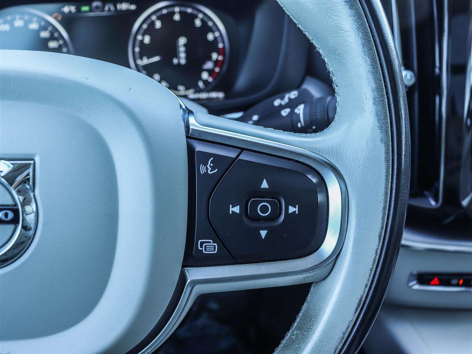 2020 Volvo XC60 thumb 30