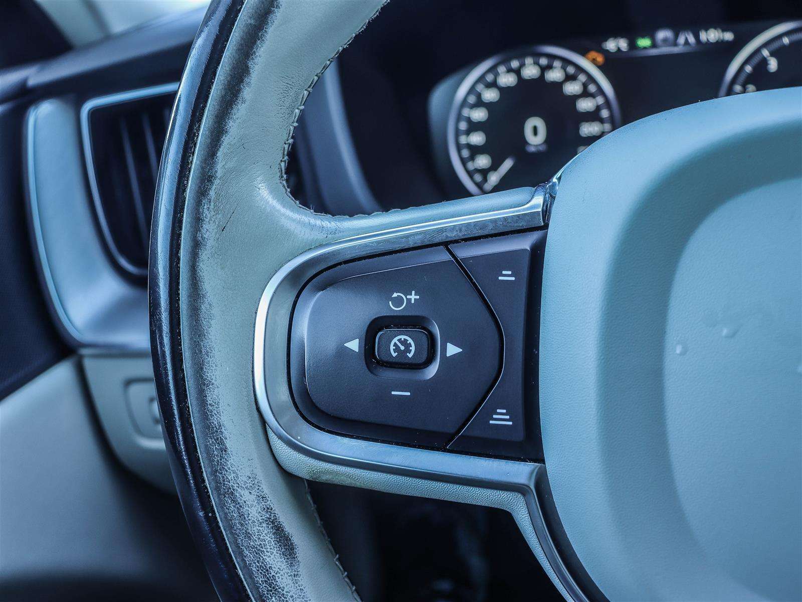 2020 Volvo XC60 thumb 29