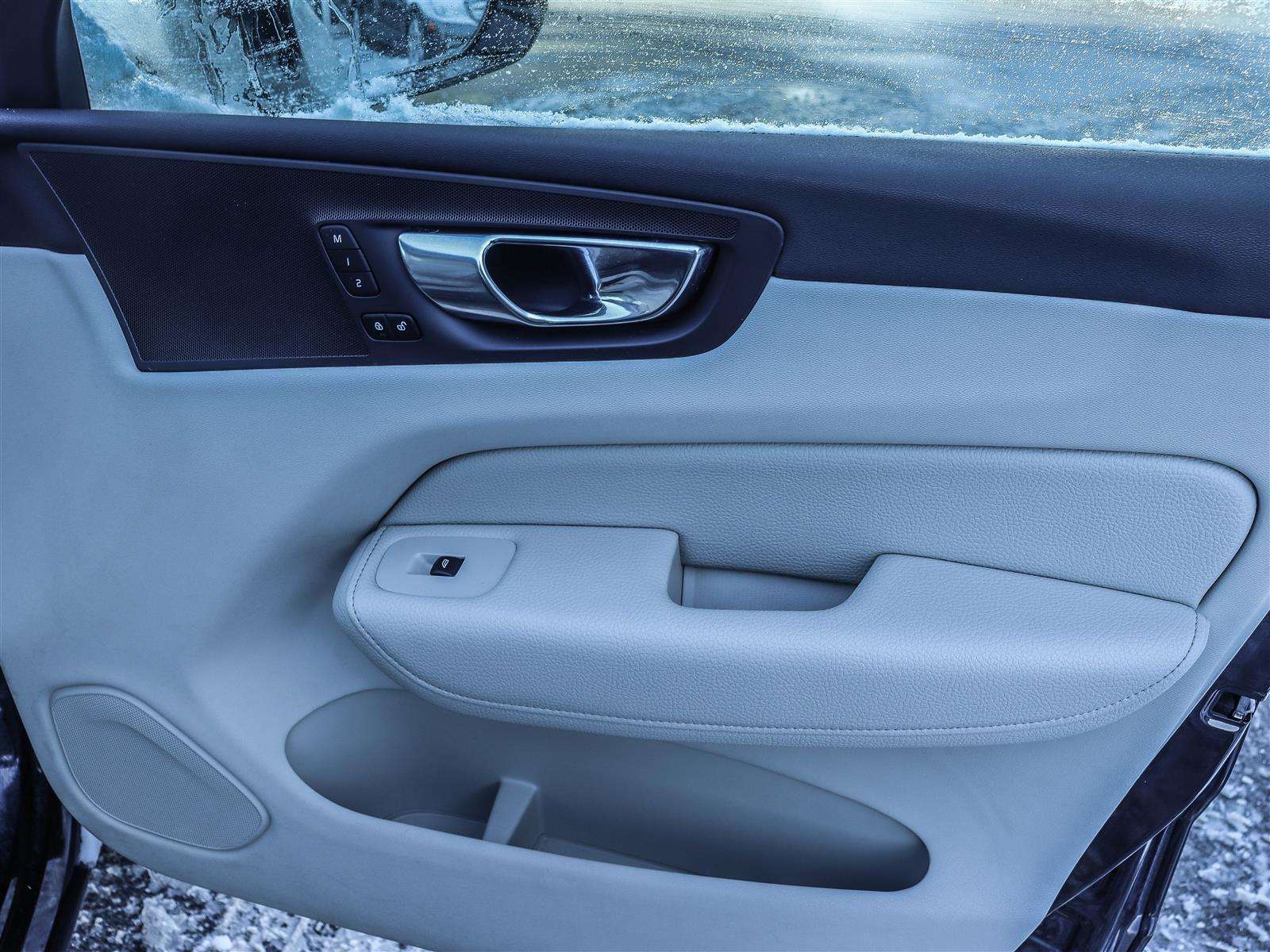 2020 Volvo XC60 thumb 18