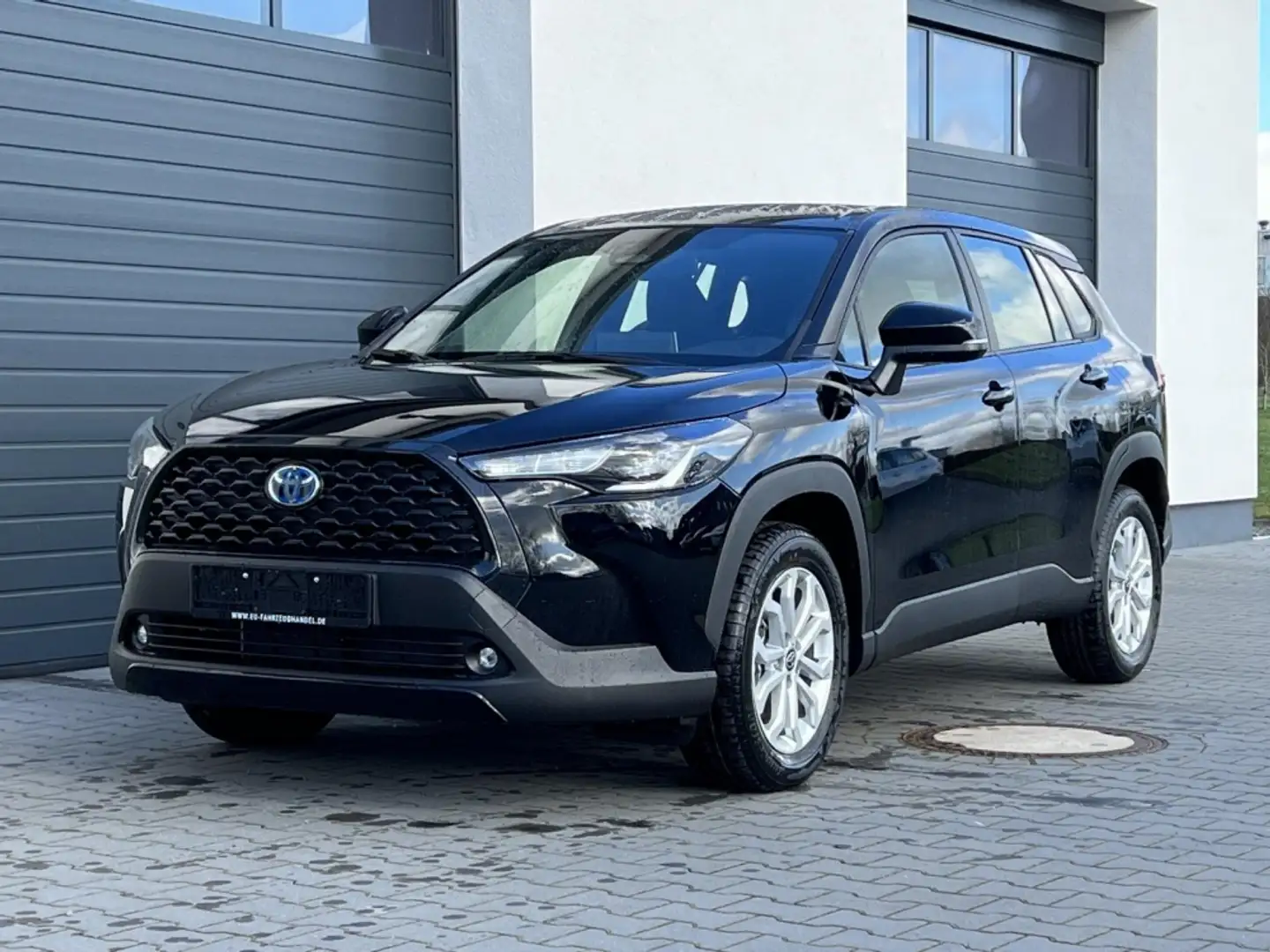 Toyota Corolla Cross Active 2,0 Hybrid AWD-i Winter Facelift Белый - 2