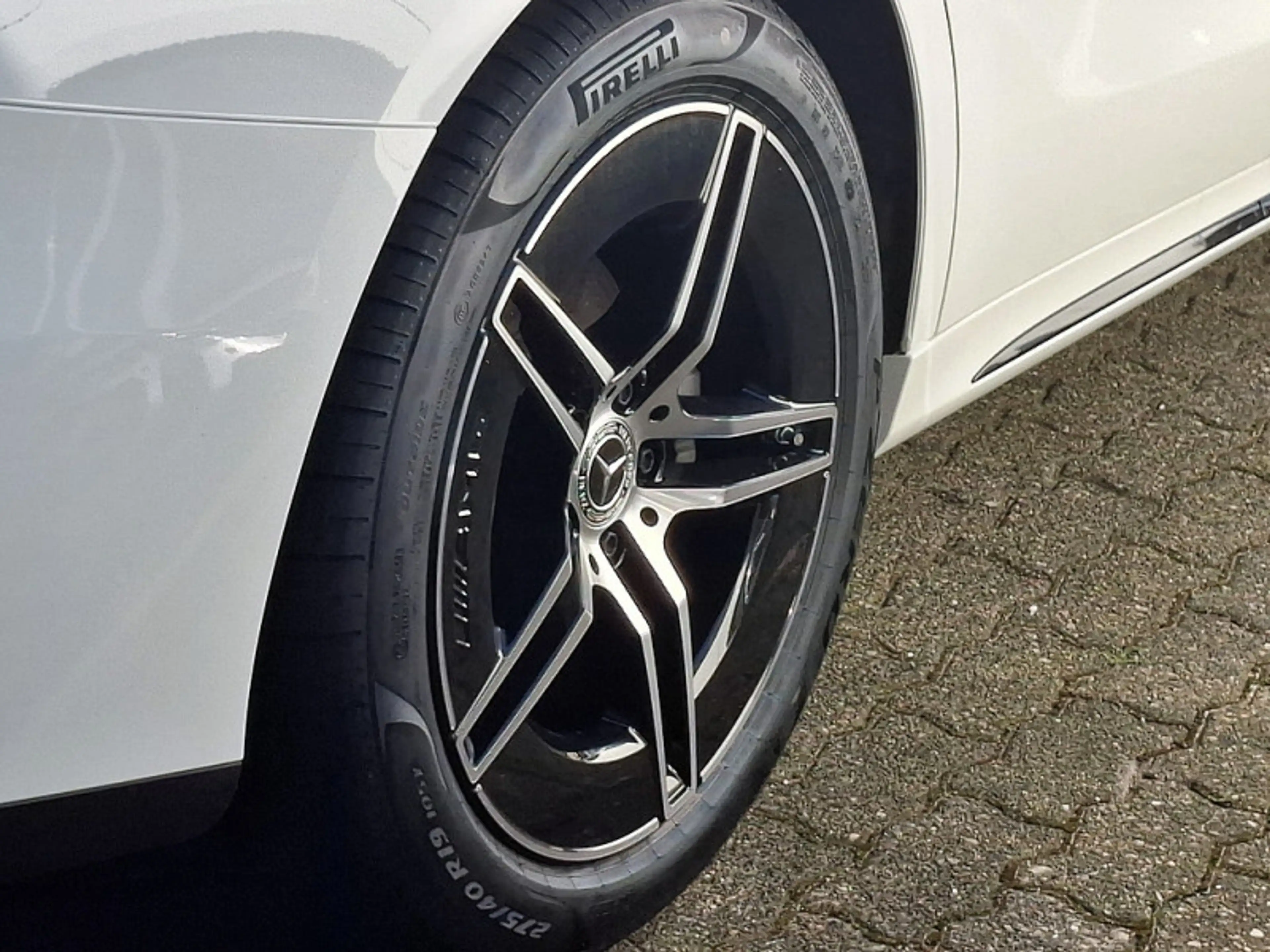 Mercedes-Benz E 200 , AMG Night Navi LED Distr Kamera PDC SHZ — photo 11