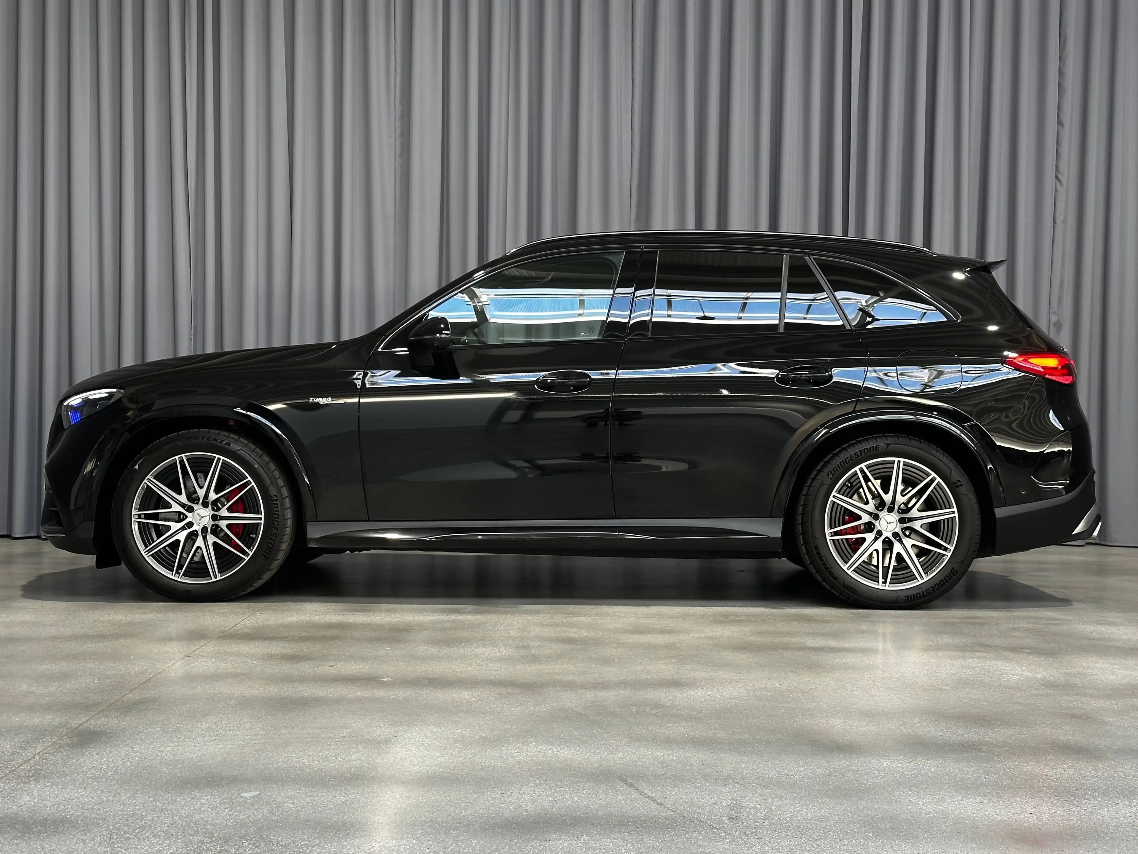 Mercedes-Benz GLC 63 AMG 4-Matic *HUD*AMG PERFORMANCE PACK*CARBON PACK*BURMESTER*ACC*360'CAMERA*KEYLESS* — photo 2