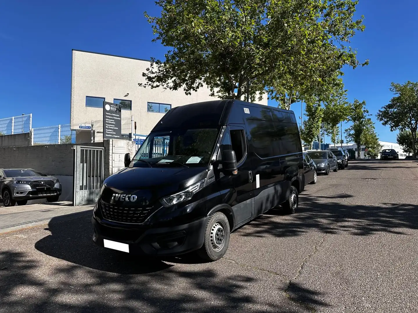 Iveco Daily 2.3D 160CV ZF8 L2H2 Noir - 2