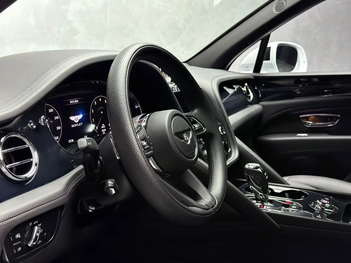 Bentley Bentayga V8 EWB BLACKLINE PANO NAIM 22" FULL PPF Weiß - 2