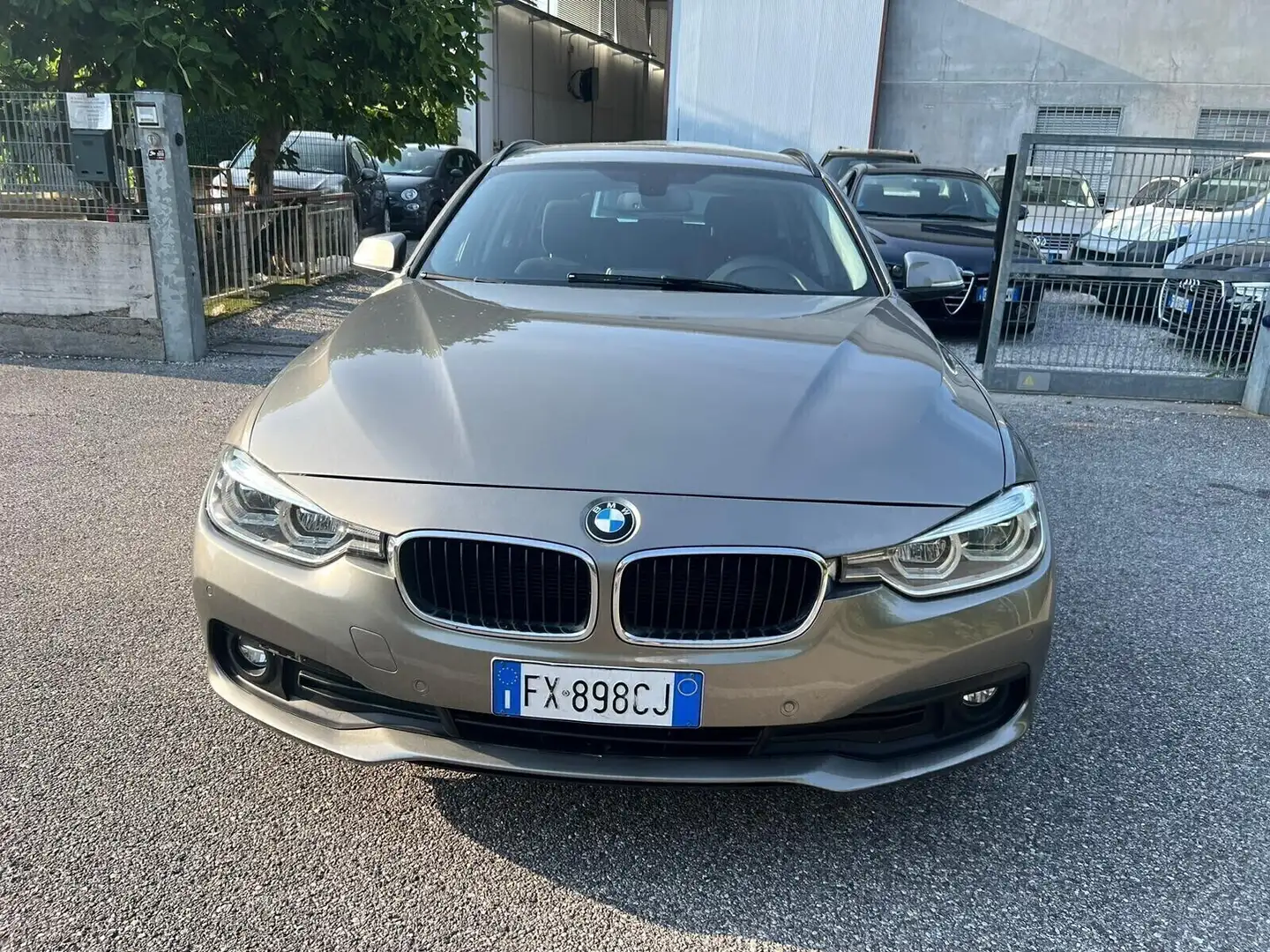 BMW 320 320d Touring Business Advantage aut. Oro - 1
