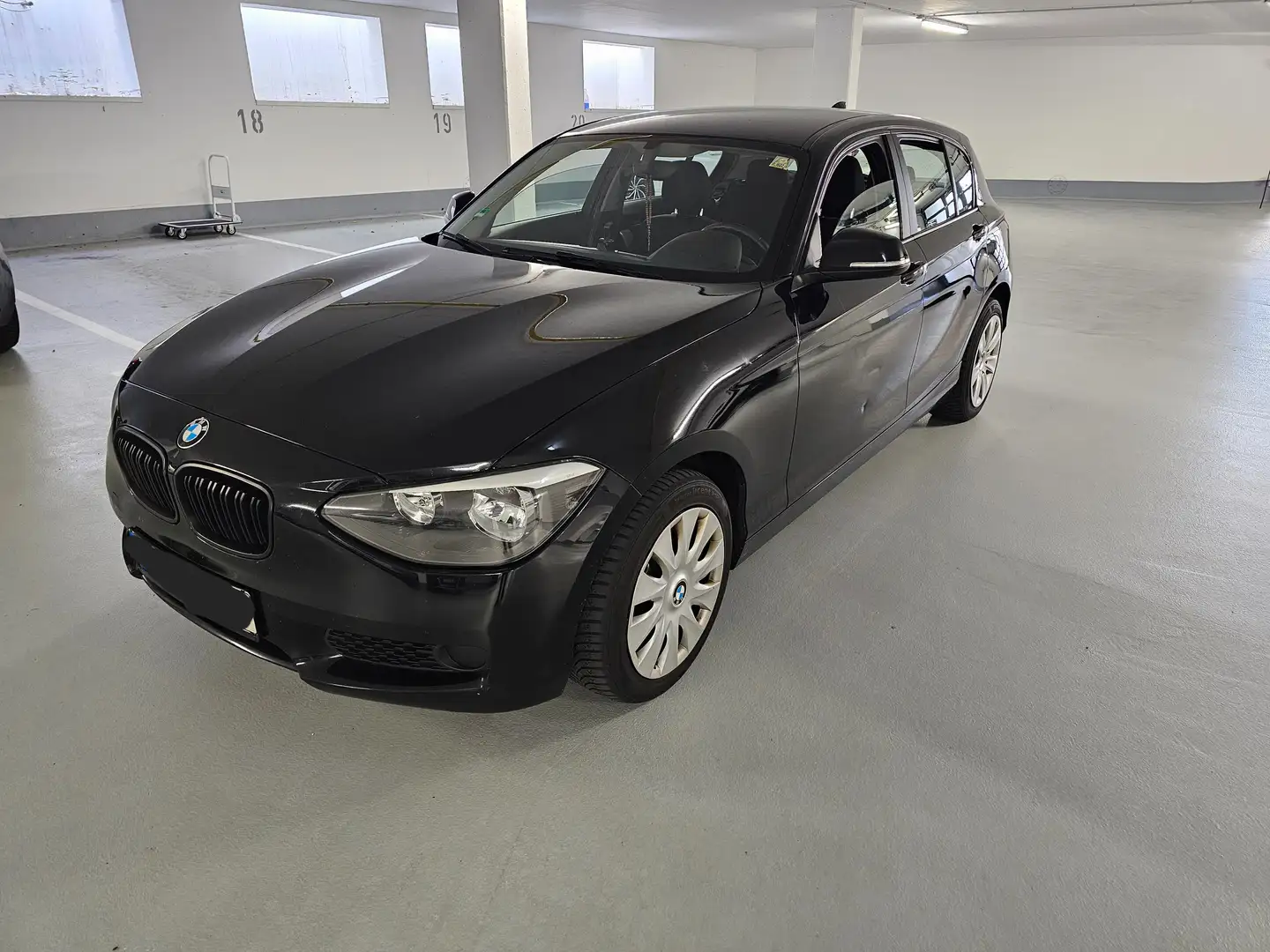 BMW 114 114i Schwarz - 1