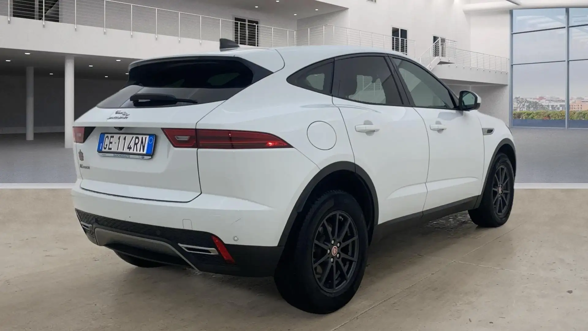 Jaguar E-Pace 2.0d i4 mhev R-Dynamic HSE awd 163cv auto Bianco - 2