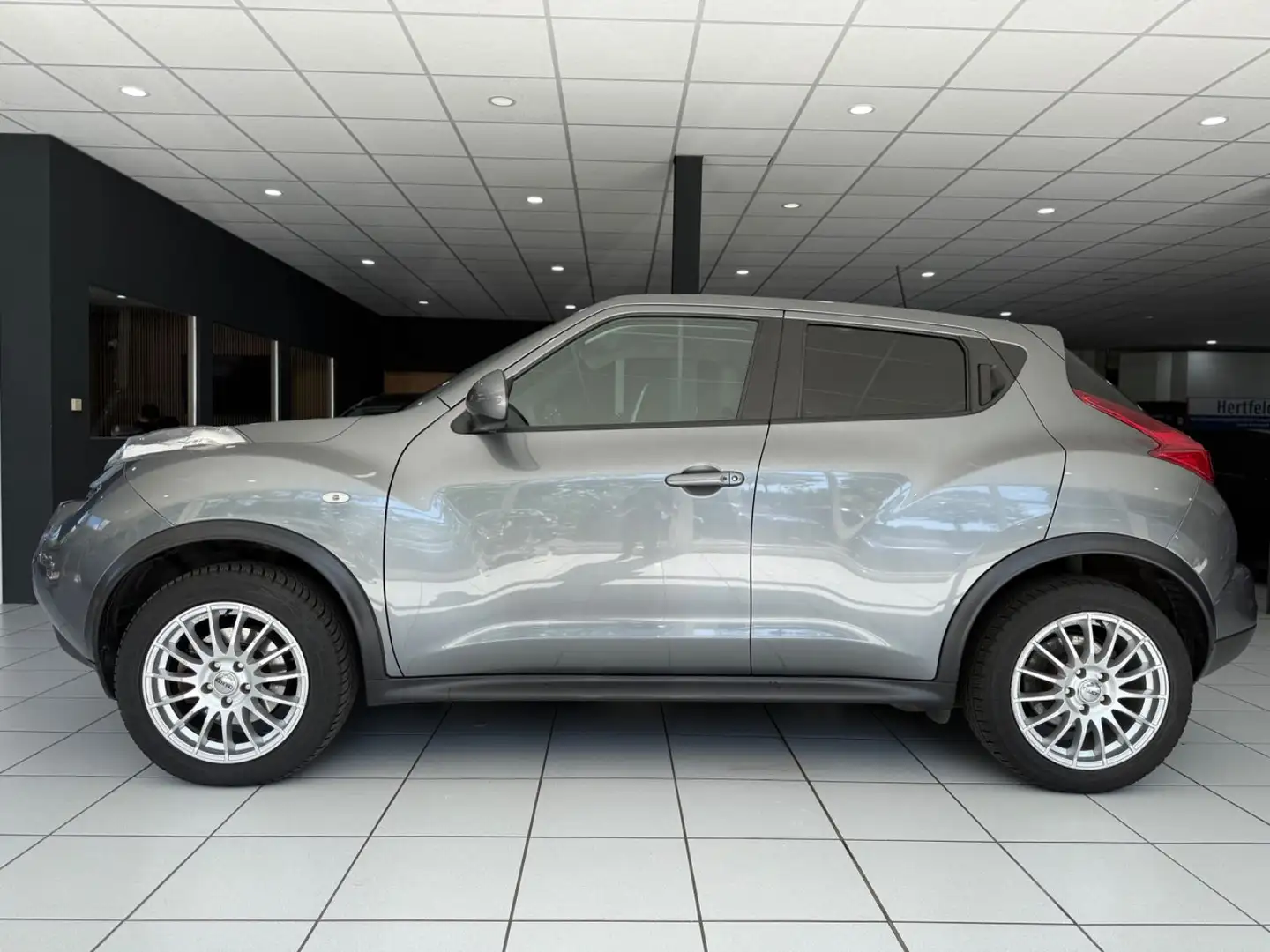 Nissan Juke Tekna 4x4 AUTOM*NAVI*MFL*360°*KLIMA*TEMP Grau - 2