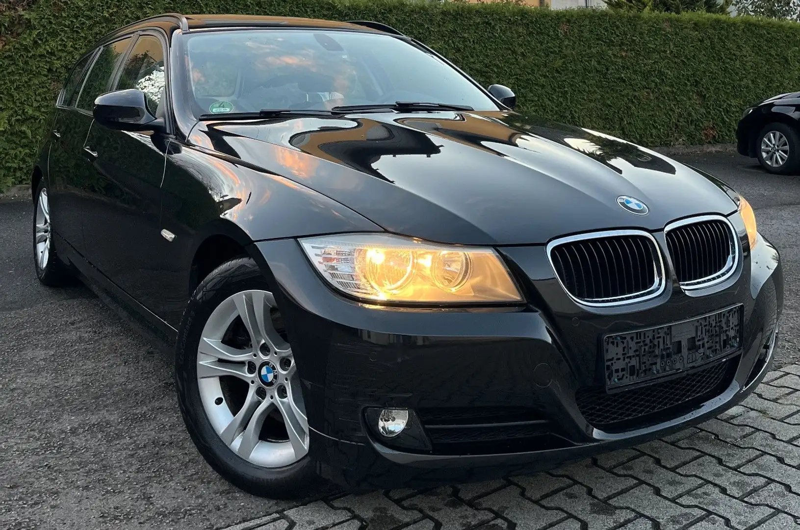 BMW 318 d Touring AUTOMATIK  PANO PDC NAVI 2.HD Black - 2