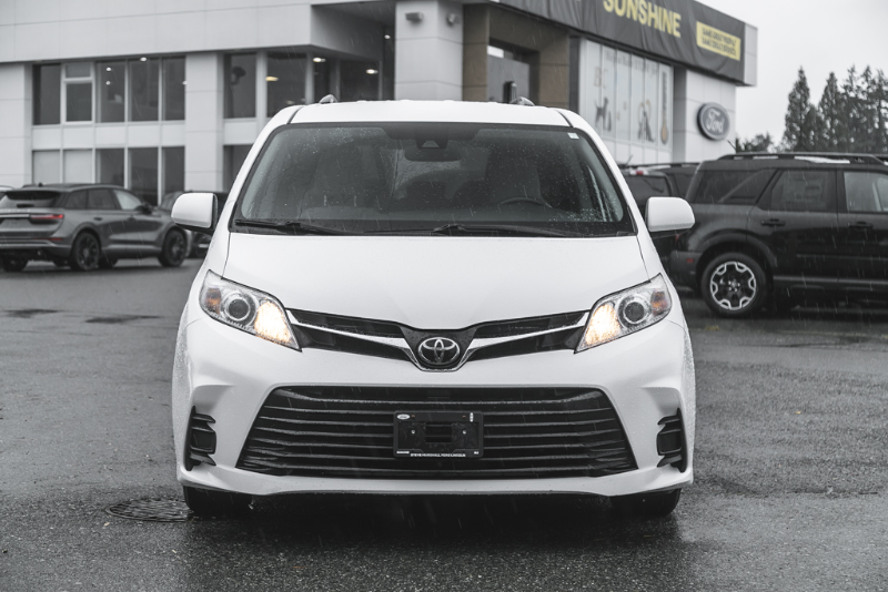 2020 Toyota Sienna LE — снимка 1