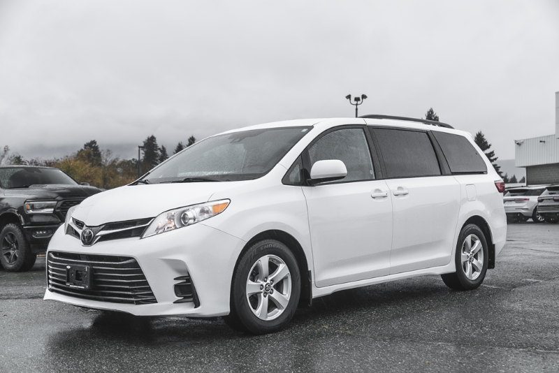 2020 Toyota Sienna LE — снимка 1