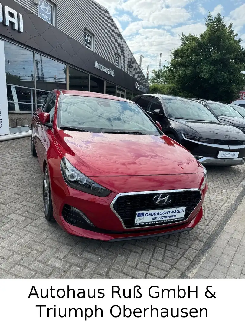 Hyundai i30 I30 FASTBACK PREMIUM Rood - 1
