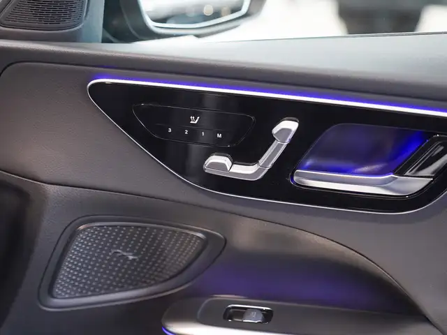 Mercedes-Benz C-Class view 12