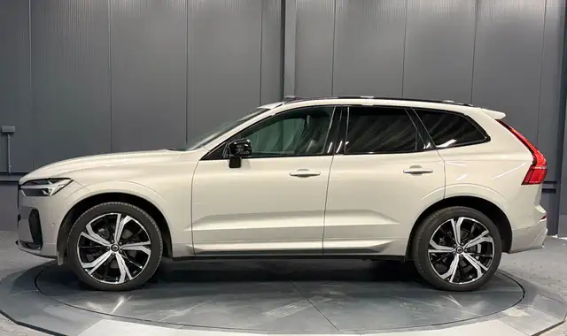 Volvo XC60 view 3