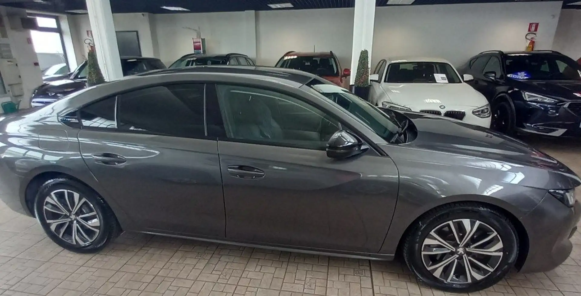 Peugeot 508 Plug-in Hybrid 225 e-EAT8 Allure Pack Grigio - 2