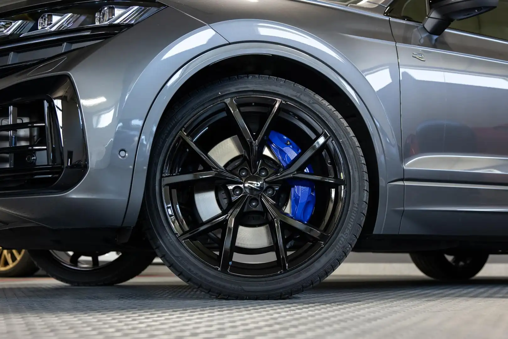 Volkswagen Touareg 3.0 TSI eHybrid 4M IQ. PANO DYNAUDIO ABT Grau - 2