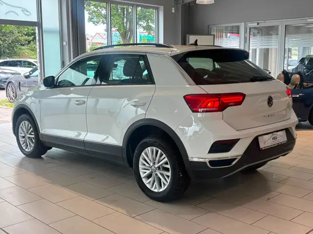 Volkswagen T-Roc view 3