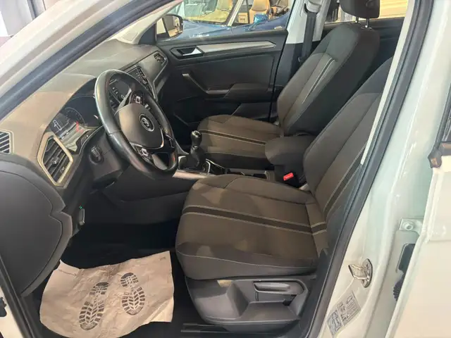 Volkswagen T-Roc view 11