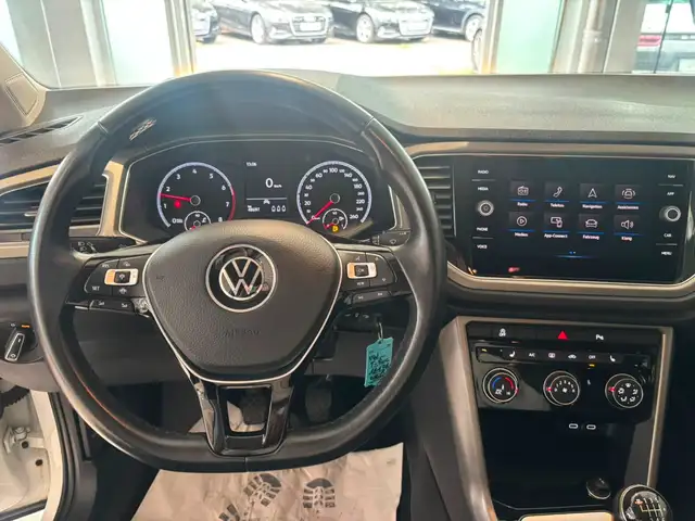 Volkswagen T-Roc view 13