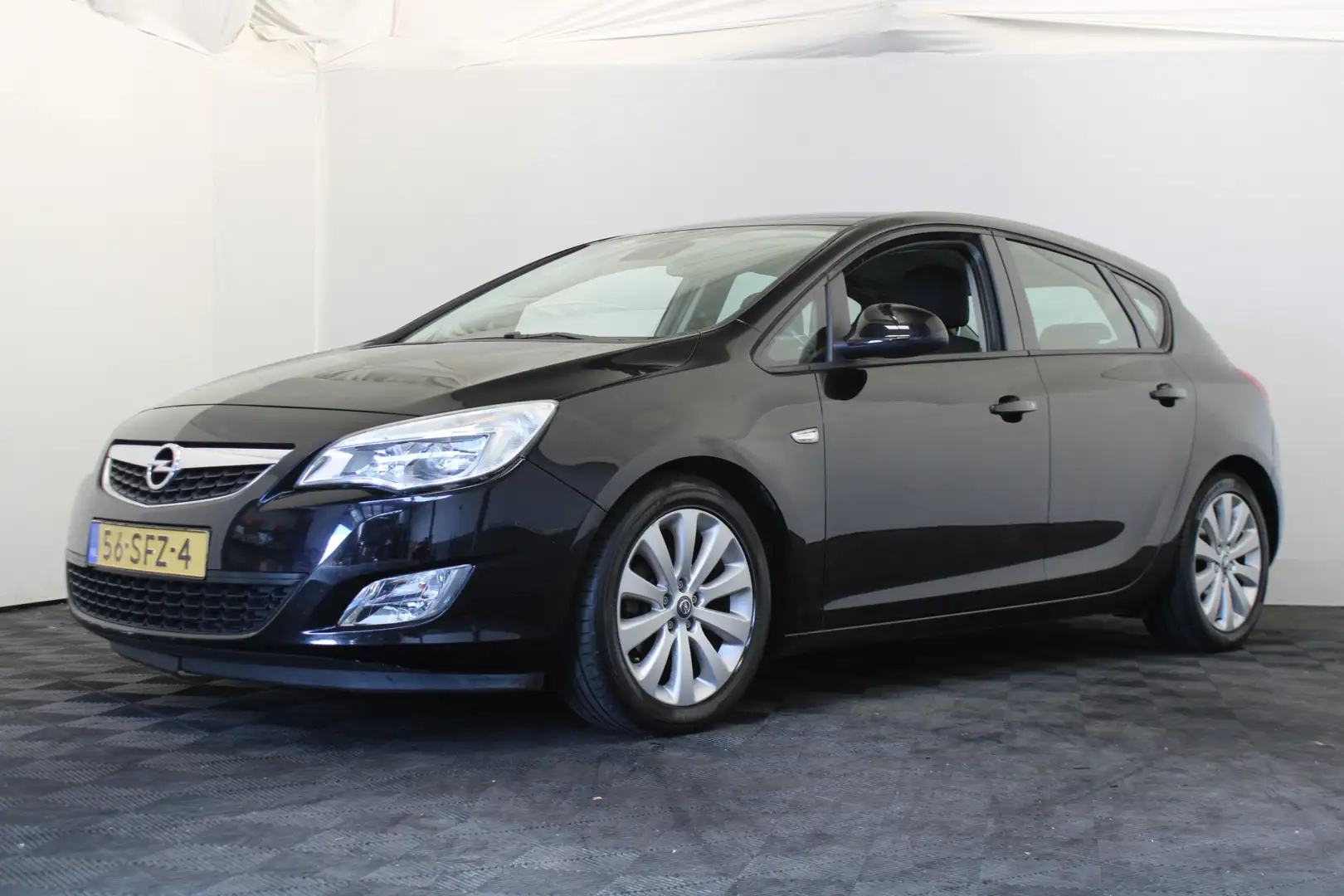 Opel Astra 1.6 Edition Zwart - 1