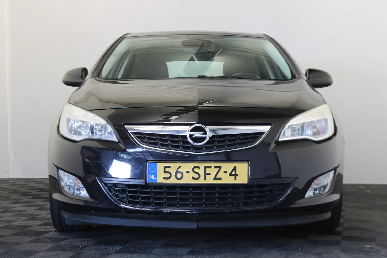 Opel Astra 1.6 Edition Zwart - 2