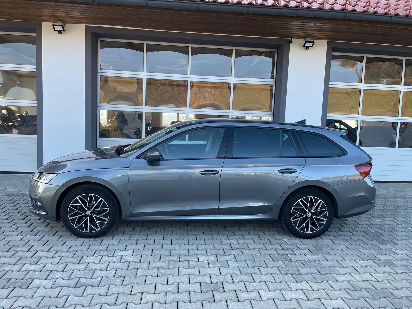 Skoda Octavia Clever 2,0 TDI DSG *AHV*RFK*APP*LED*NAVI*SITZHZ* Grau - 2