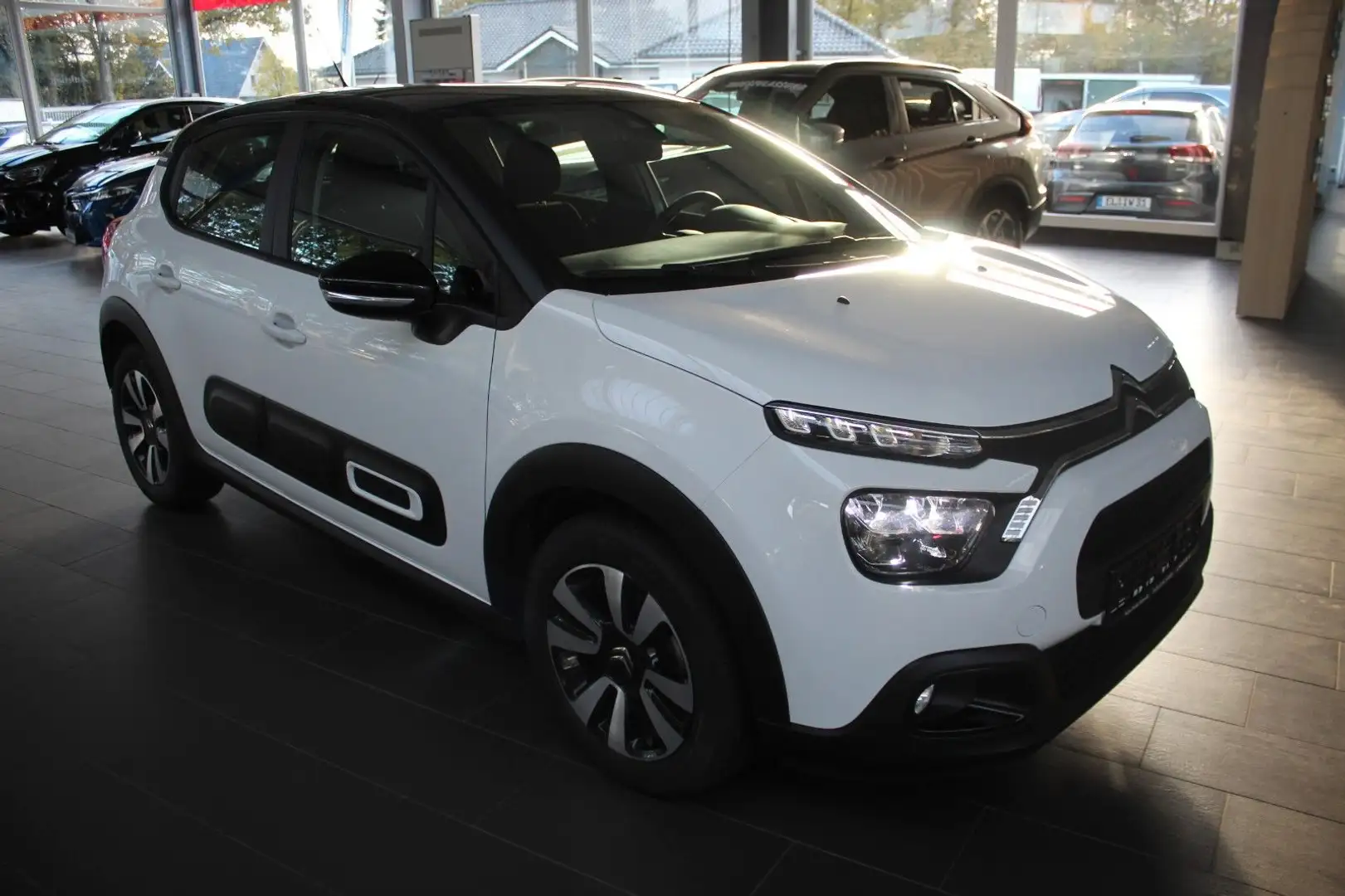 Citroen C3 1.2 PureTech Shine  (NAVI) Weiß - 1
