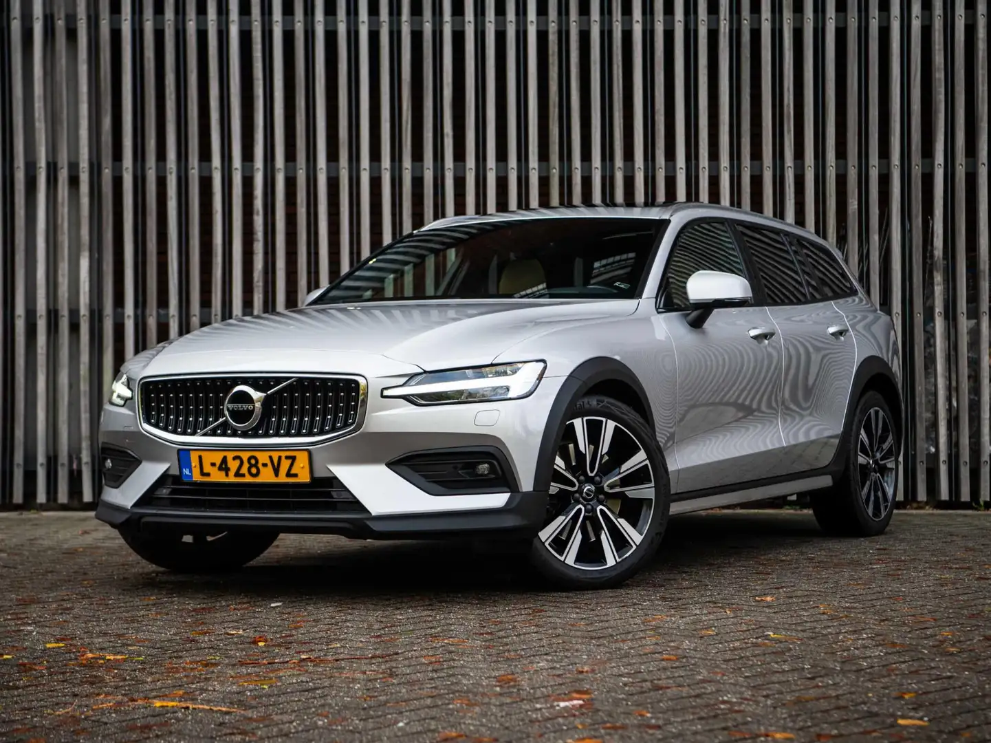 Volvo V60 Cross Country 2.0 B5 250pk AWD |BTW| ALLE OPTIES|Panorama|HUD|AL Gris - 1