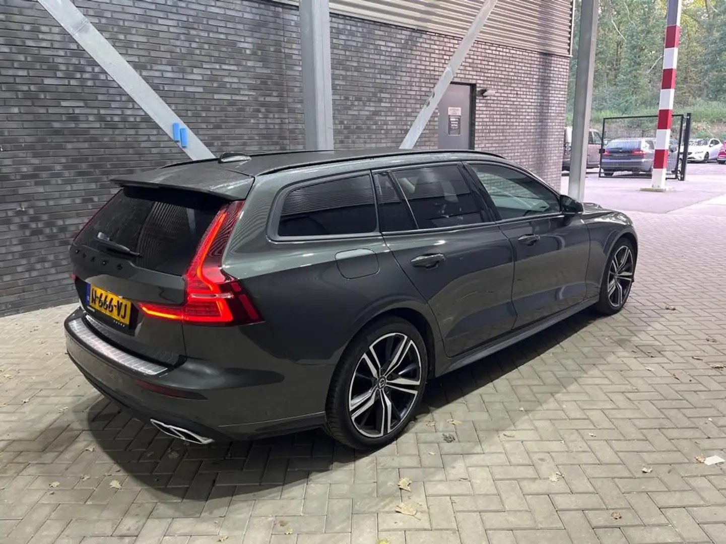 Volvo V60 B3 Momentum | ACC | 19 Inch | Stoel+Stuurverwarmin Grigio - 2