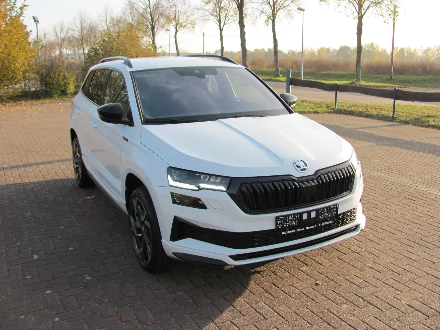 Skoda Karoq 1.5l TSI ACT DSG Sportline Navi AHK LED Weiß - 2