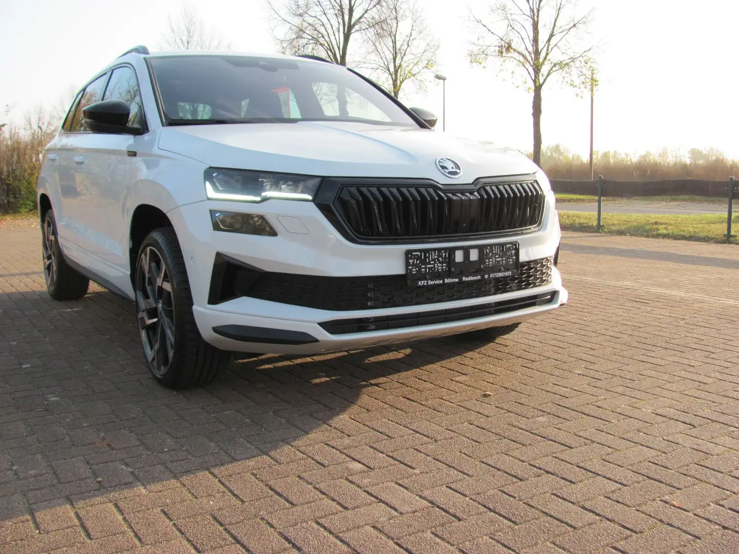 Skoda Karoq 1.5l TSI ACT DSG Sportline Navi AHK LED Weiß - 1