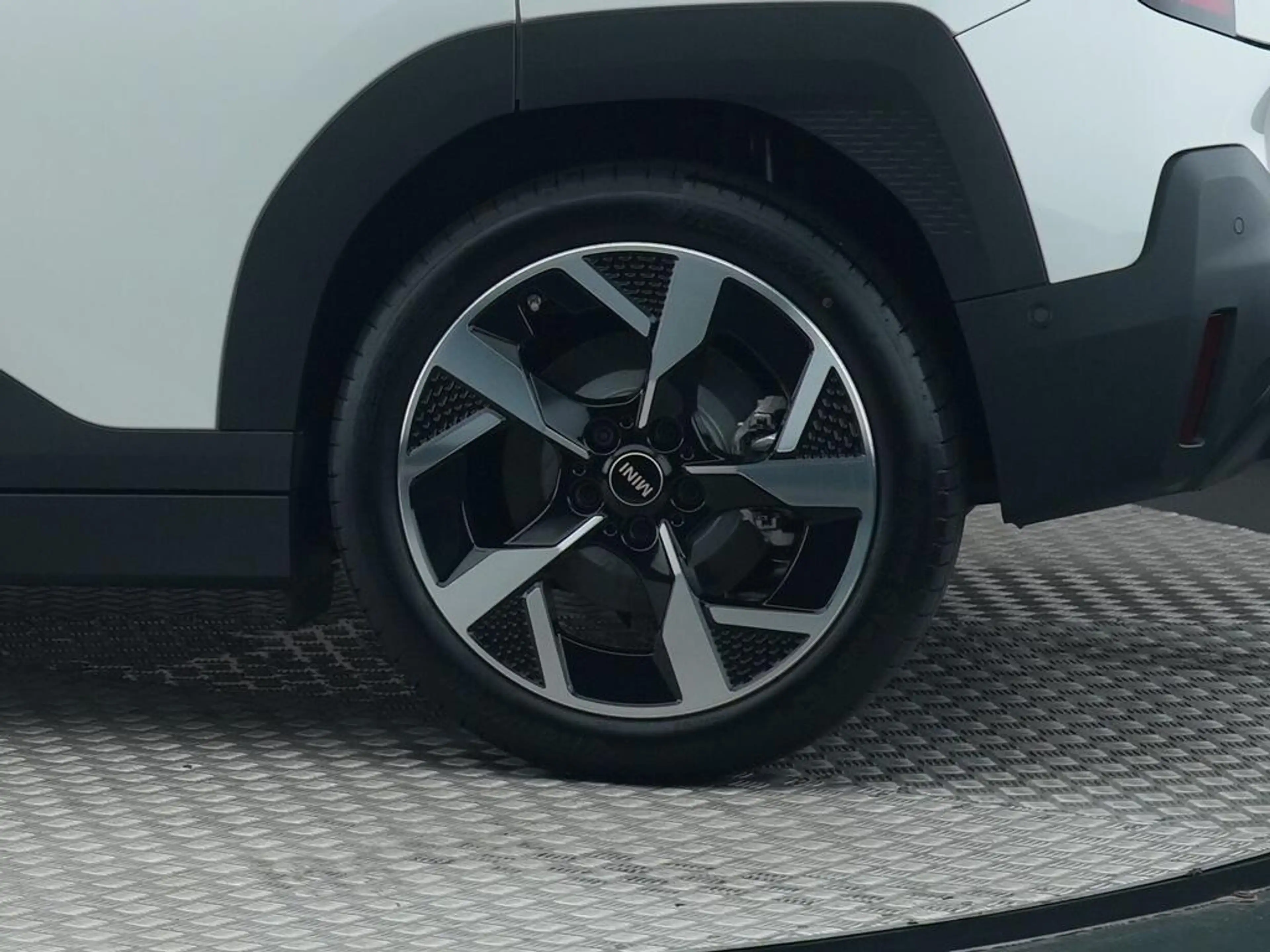 MINI Aceman SE Favoured M 54.2 kWh — photo 15