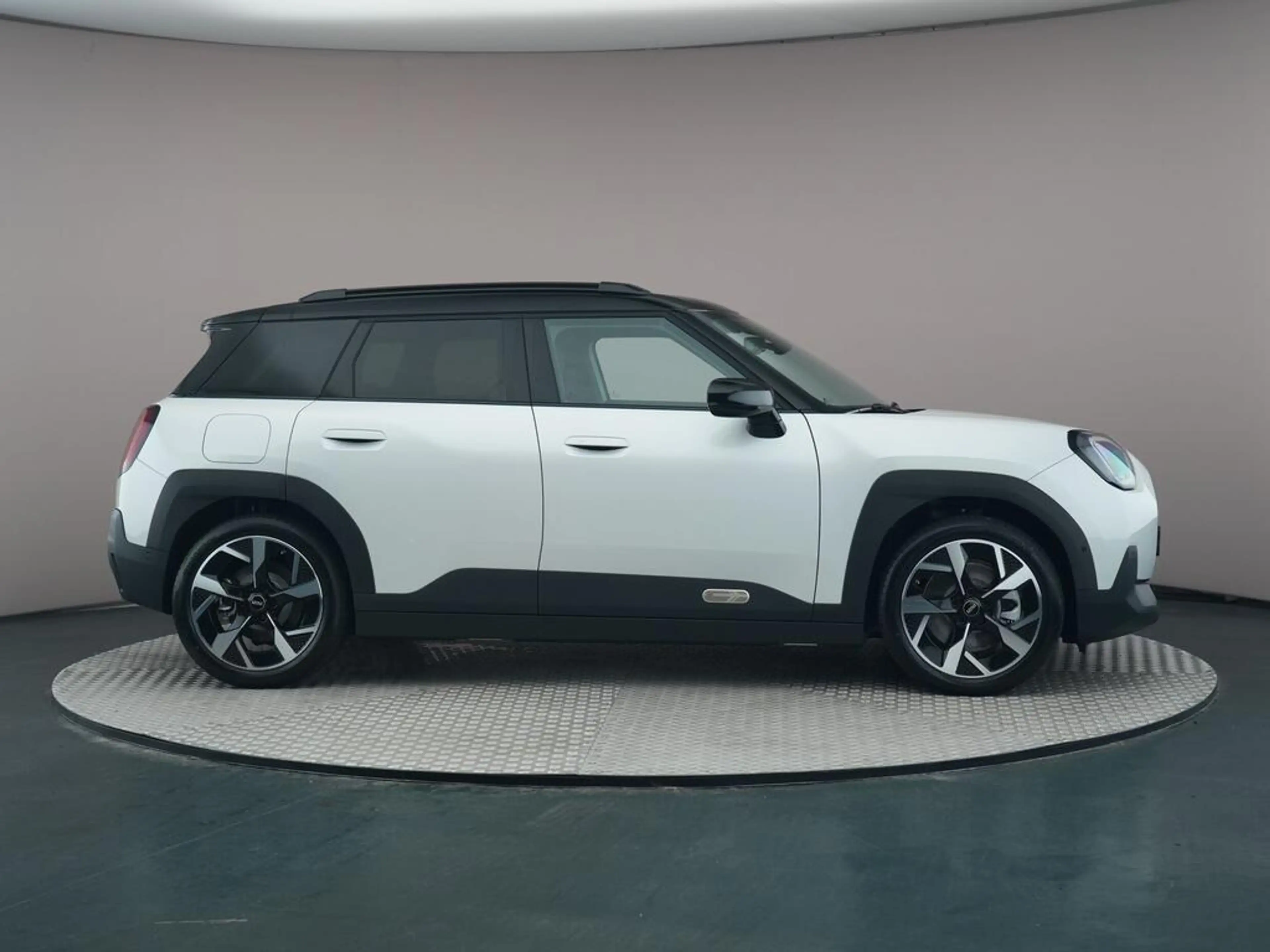 MINI Aceman SE Favoured M 54.2 kWh — photo 8