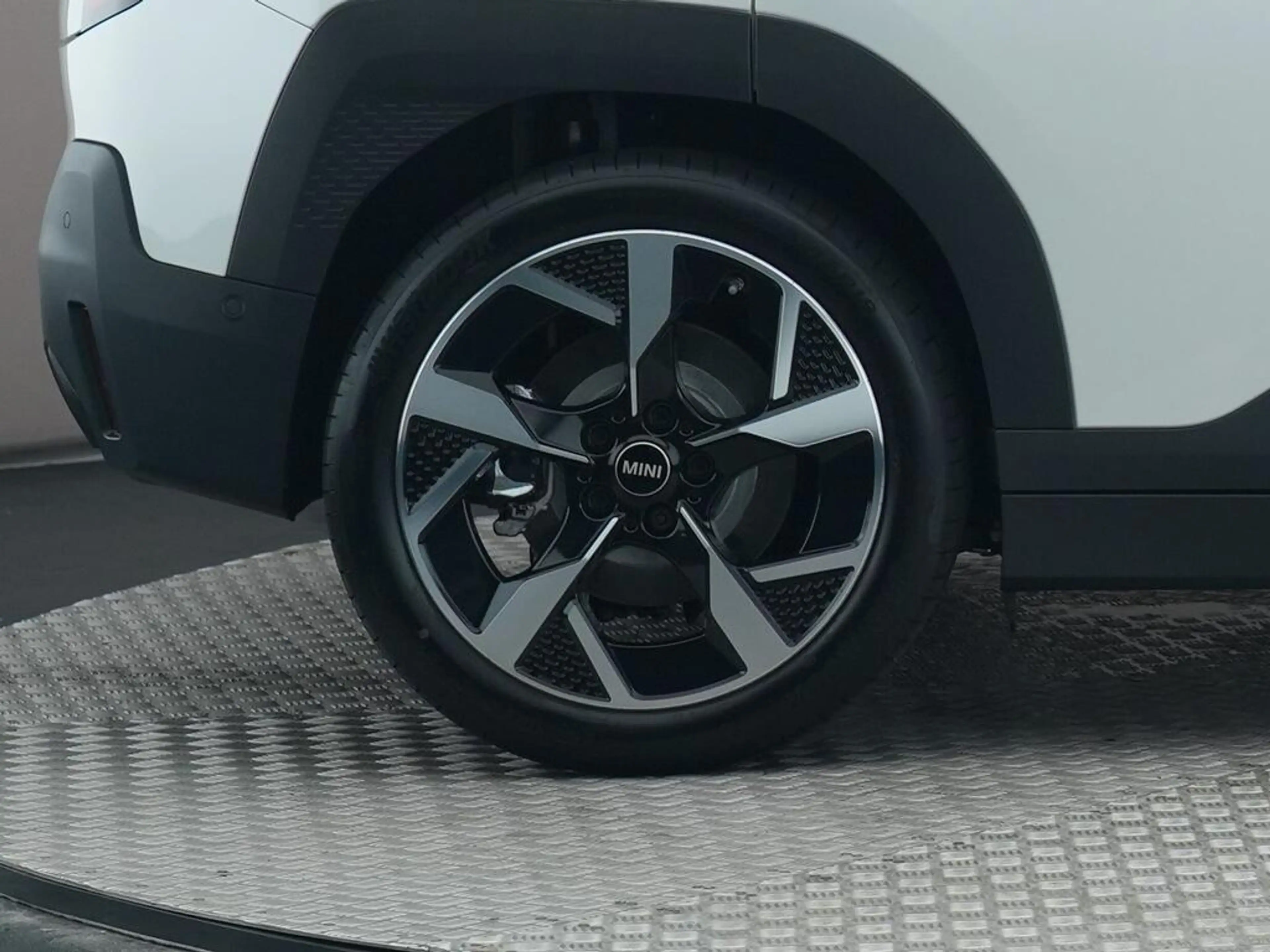 MINI Aceman SE Favoured M 54.2 kWh — photo 14