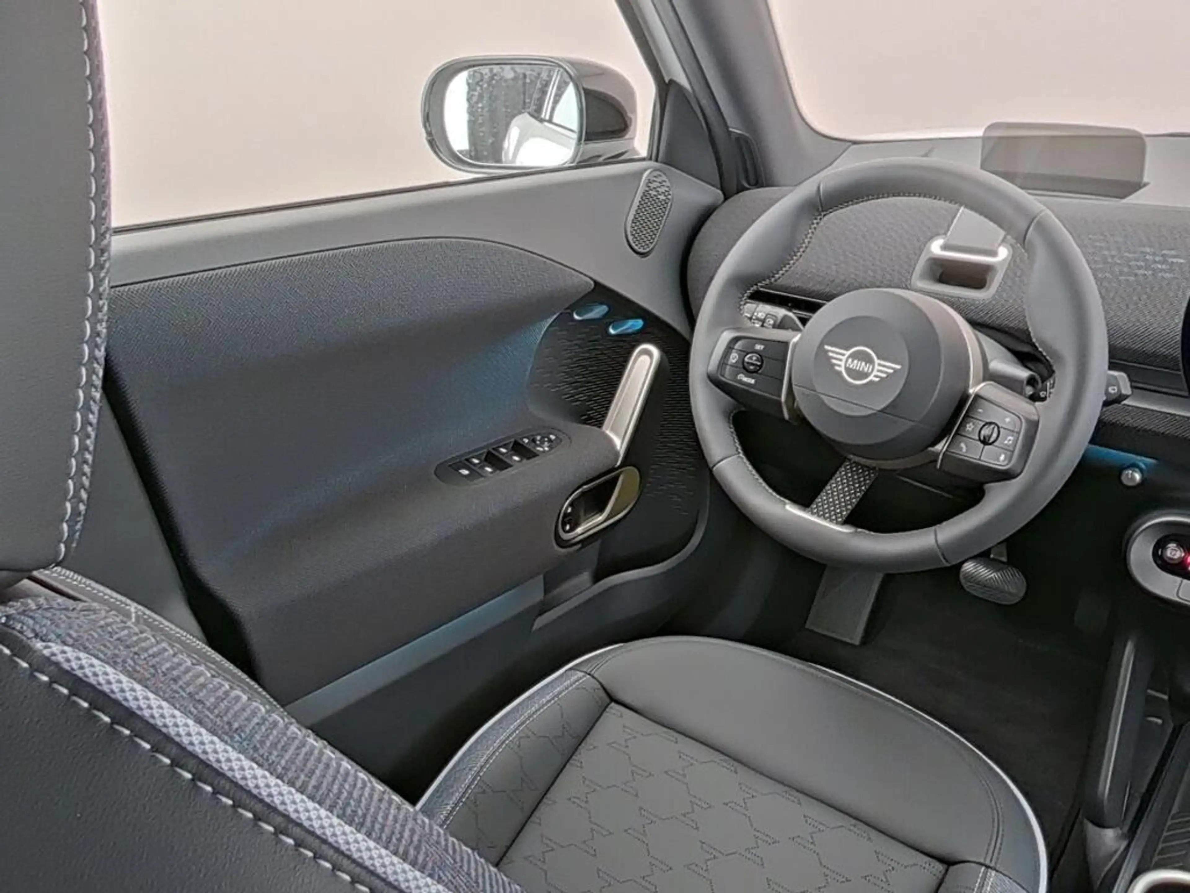 MINI Aceman SE Favoured M 54.2 kWh — photo 4
