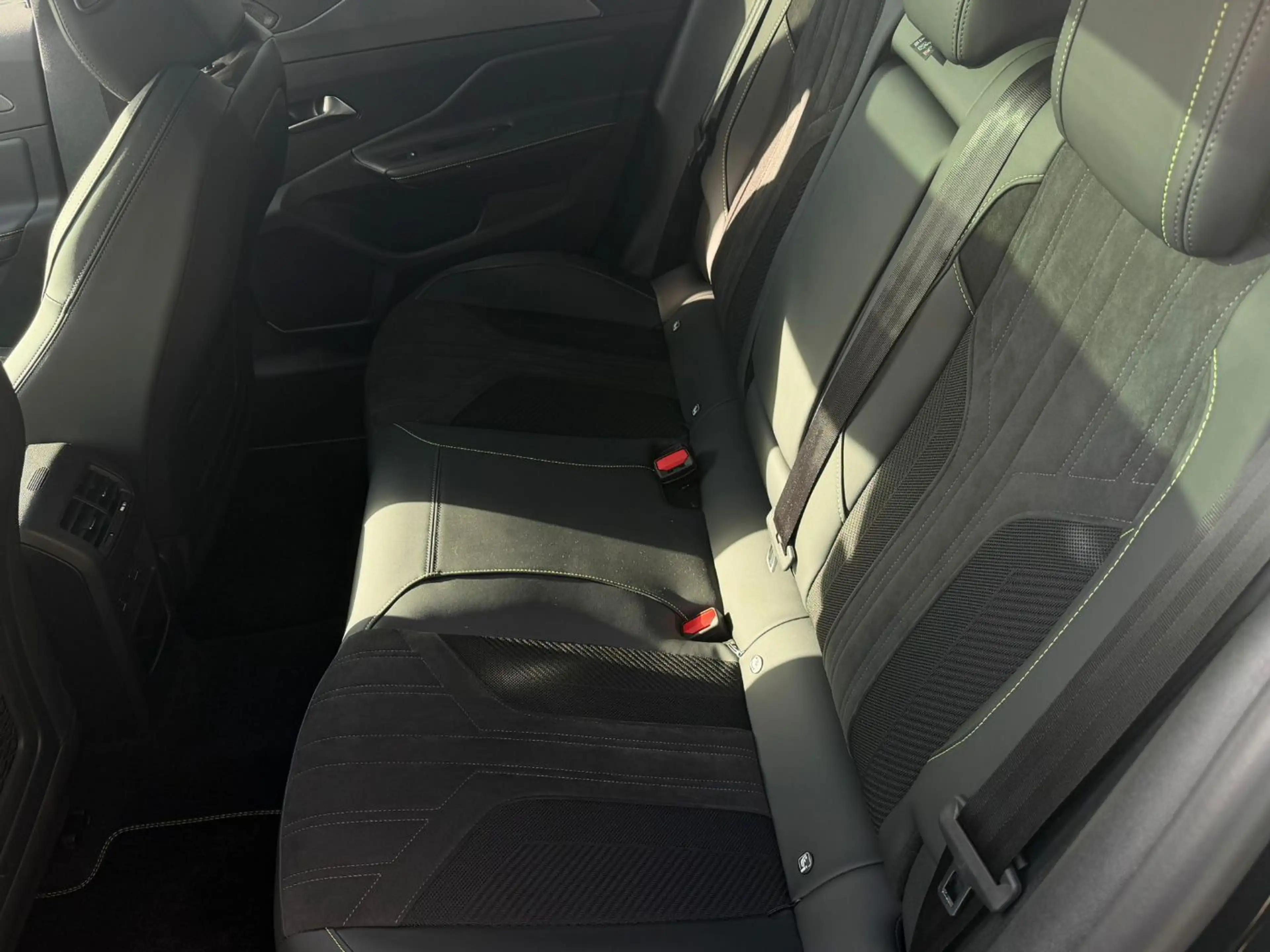 Peugeot 408 GT EXCLUSIVE Plug-In Hybrid 240 e-DSC7 — photo 9