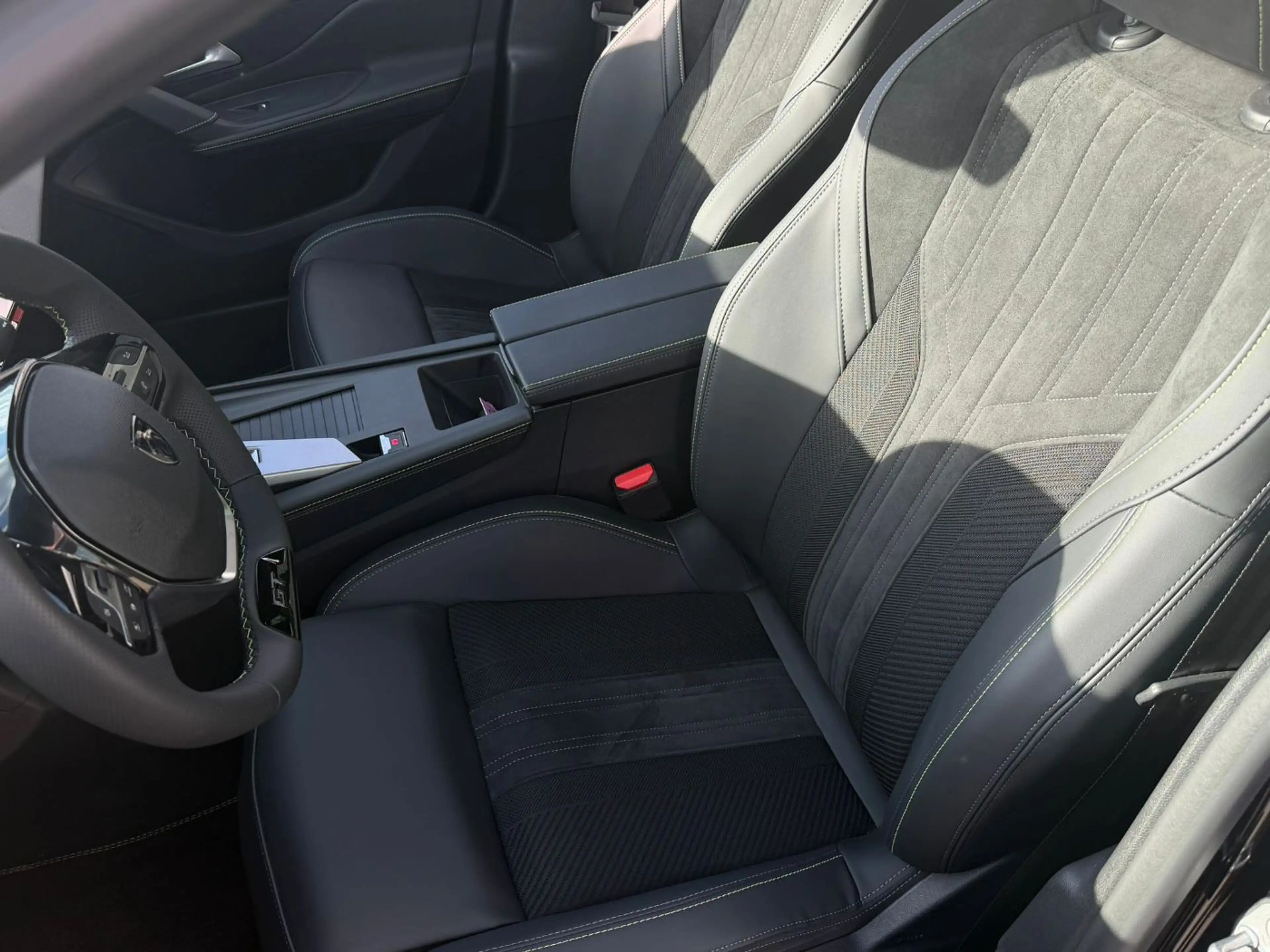 Peugeot 408 GT EXCLUSIVE Plug-In Hybrid 240 e-DSC7 — photo 8