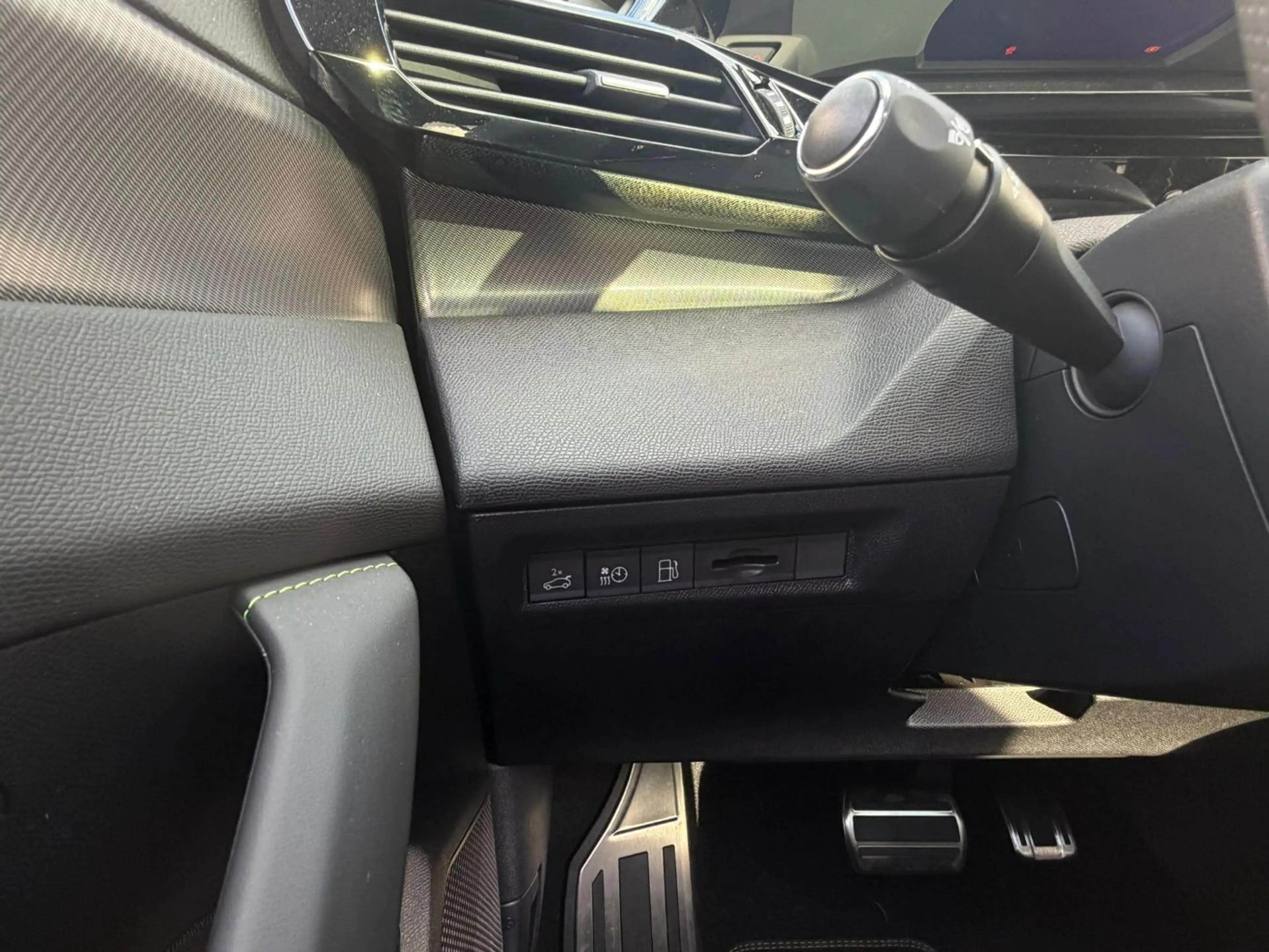 Peugeot 408 GT EXCLUSIVE Plug-In Hybrid 240 e-DSC7 — photo 14