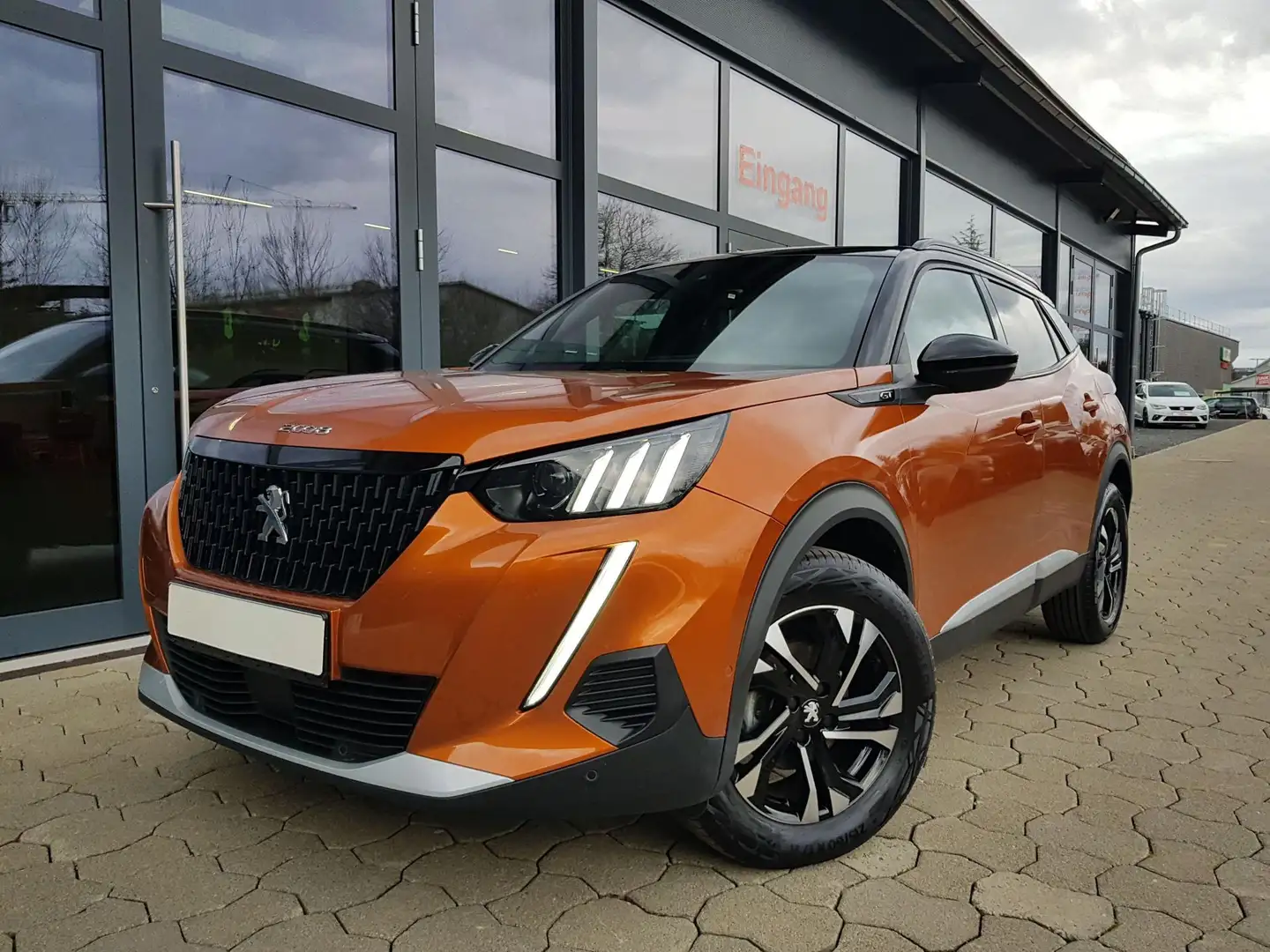 Peugeot 2008 GT 1,2 Automatik 96KW/130PS Navi, SHZ 96 kW (13... Orange - 1