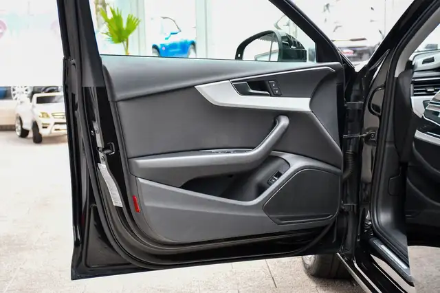 Audi A4 Avant view 7