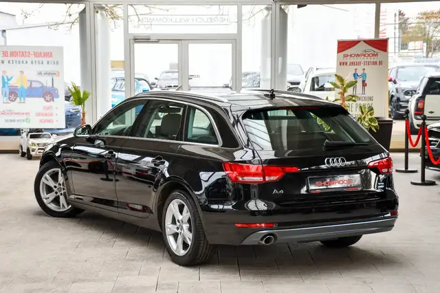 Audi A4 Avant view 4