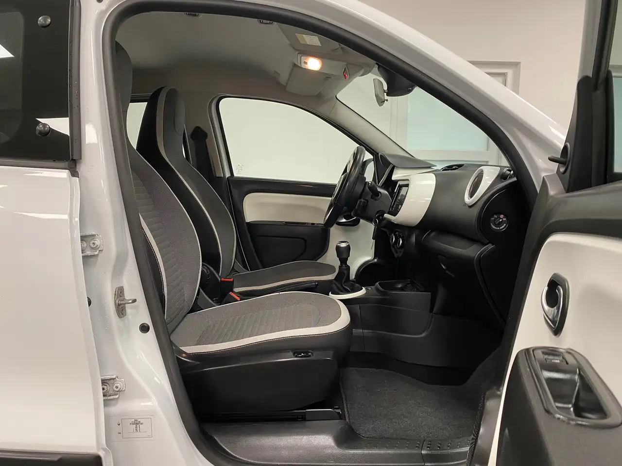 Renault Twingo 1.0i SCe Signature 1erMAIN / CARNET COMPLET / ETAT NEUF / FULL OPTIONS, миниатюра 20