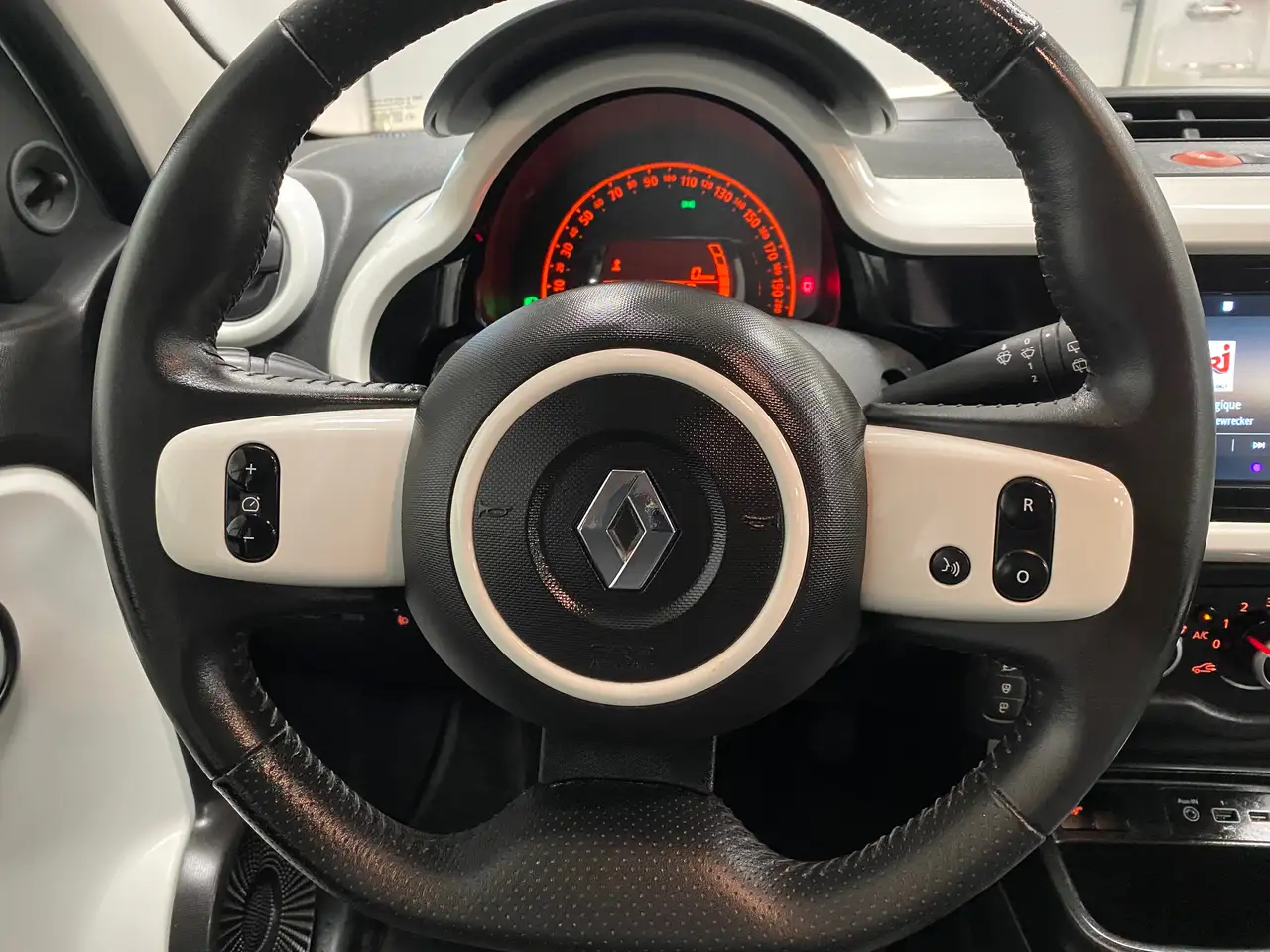 Renault Twingo 1.0i SCe Signature 1erMAIN / CARNET COMPLET / ETAT NEUF / FULL OPTIONS, миниатюра 13
