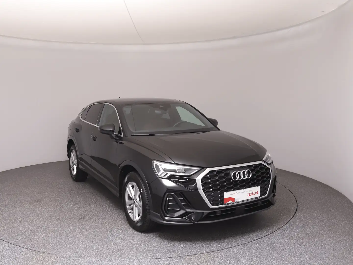 Audi Q3 e-tron 45 TFSI e Schwarz - 2