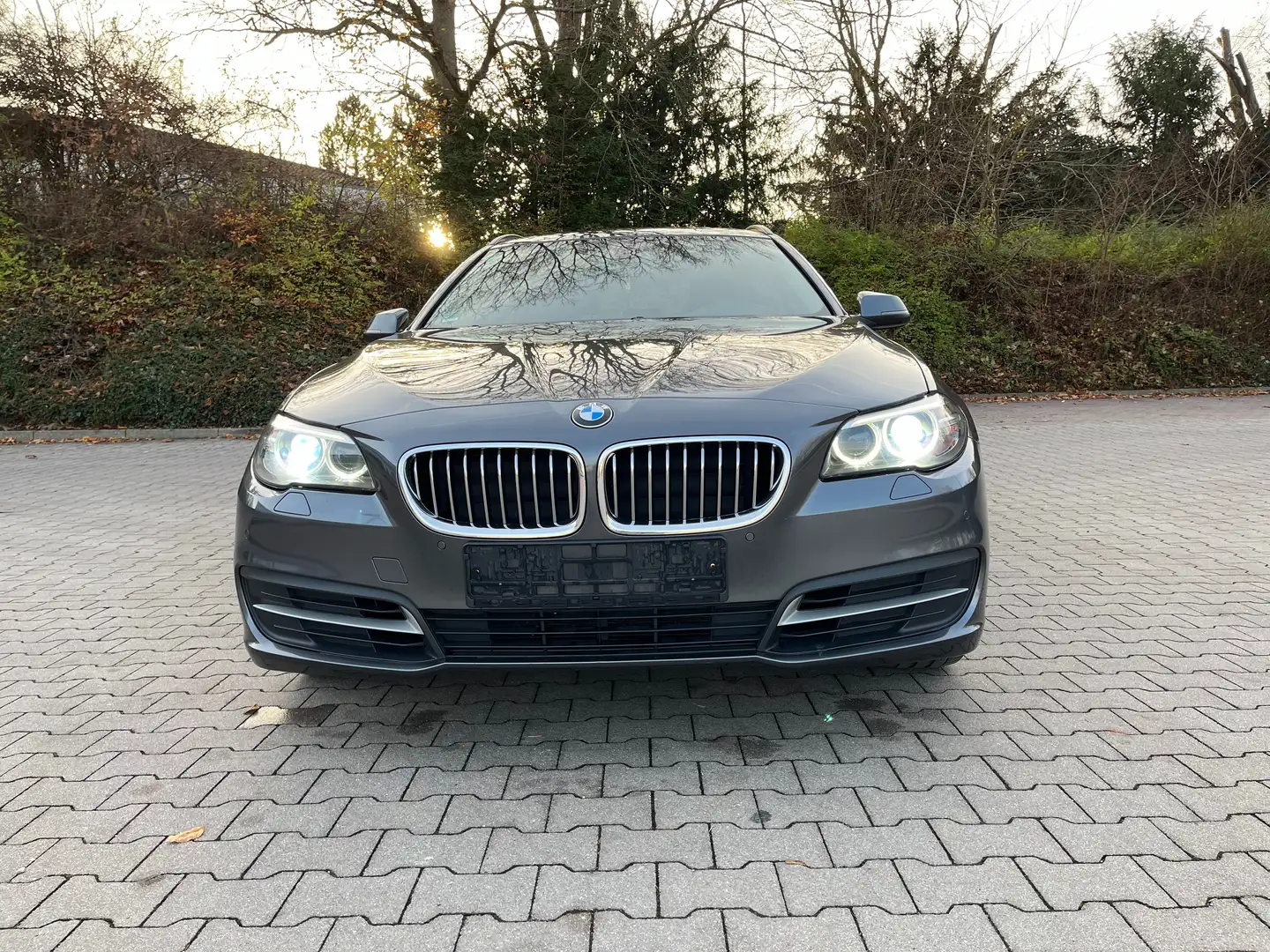 BMW 518 518d Touring Aut. Grau - 2