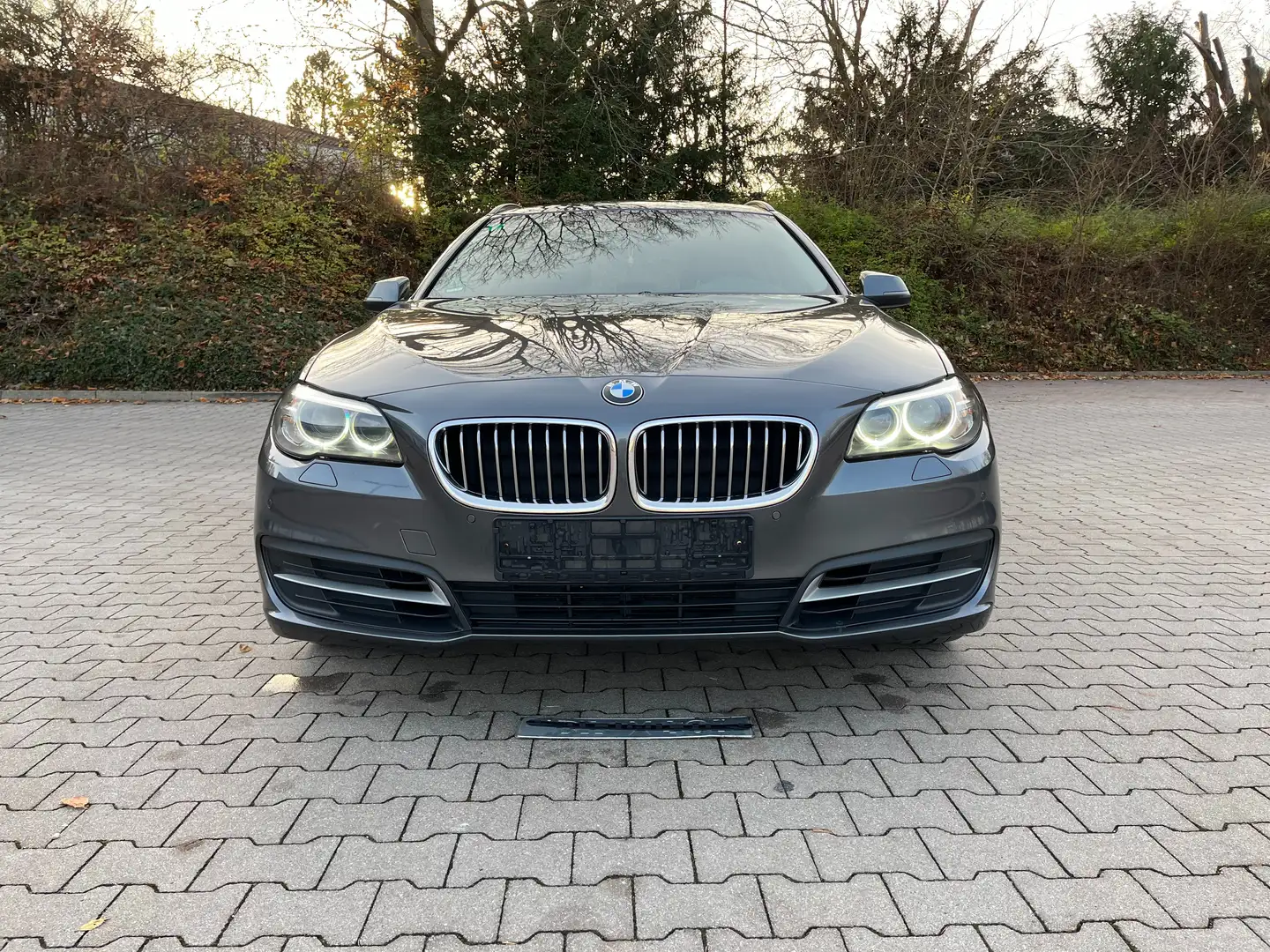 BMW 518 518d Touring Aut. Grau - 1