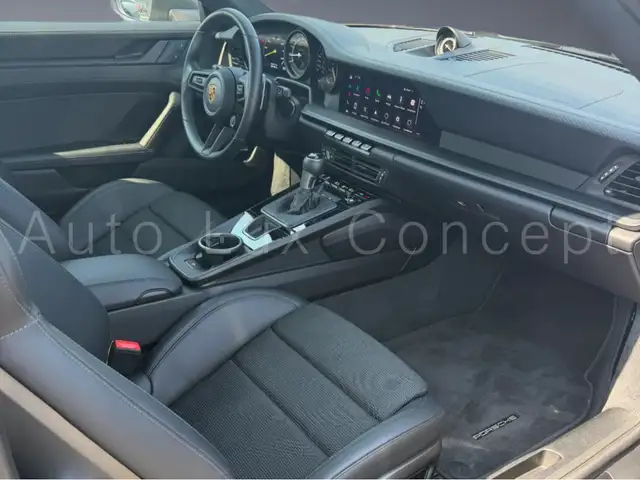 Porsche 911 view 11