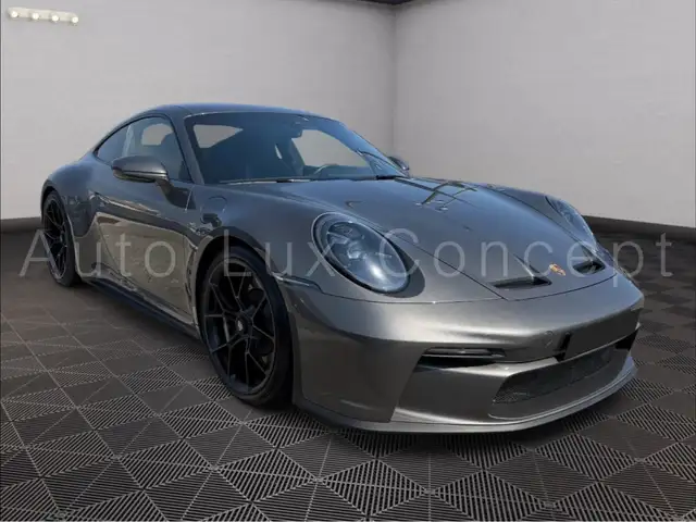 Porsche 911 view 3
