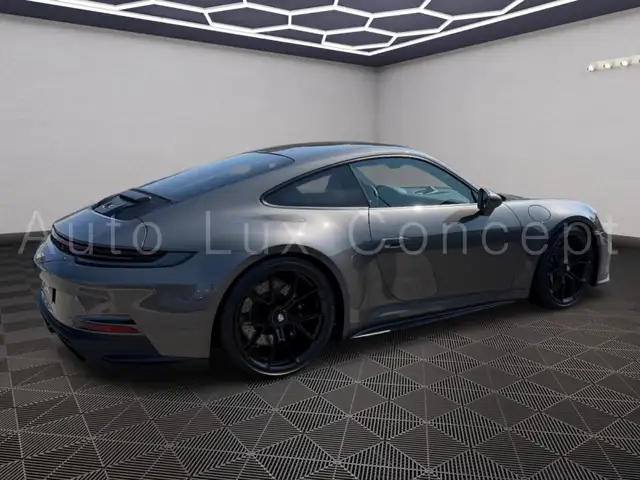 Porsche 911 view 4