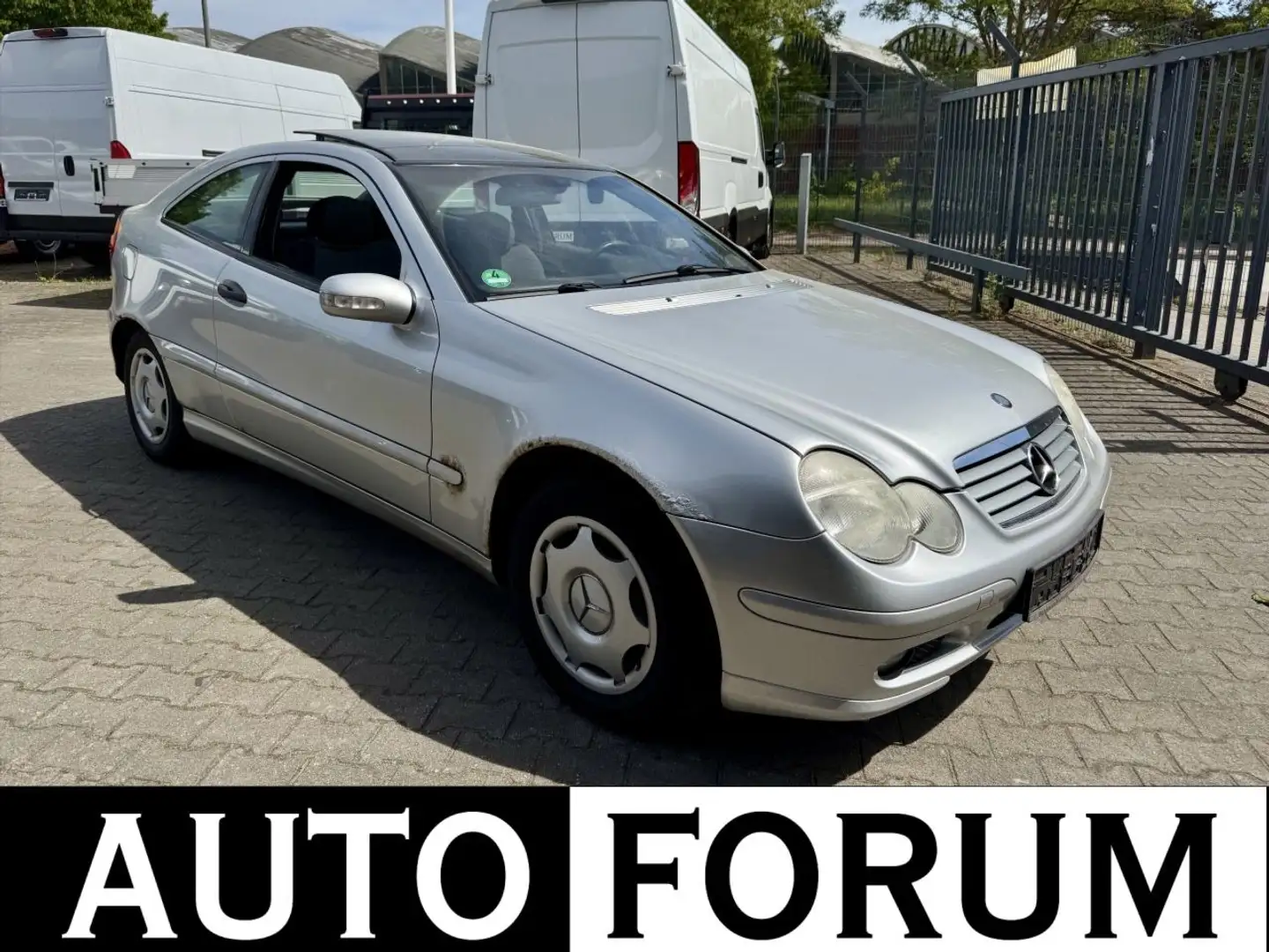 Mercedes-Benz C 180 COUPE AVANTGARDE KLIMAAUT PANO TÜV 11/2025 Silber - 1